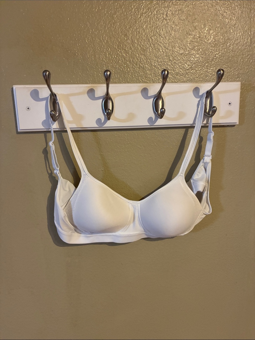 Hanes White Seamless T-Shirt Bra - Smooth Molded Cups